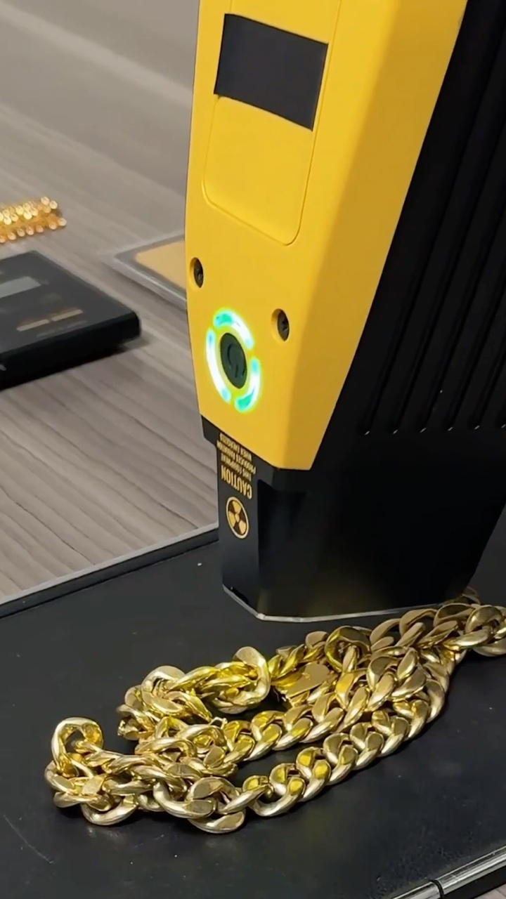 Analizador de metales sobre una cadena de oro