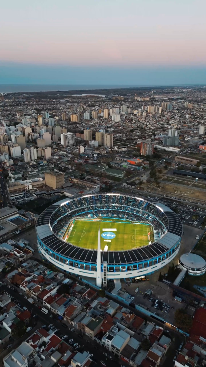 Toma aérea del estadio de Racing al atardecer